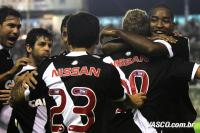 Jogadores comemoram gol de Edmlson