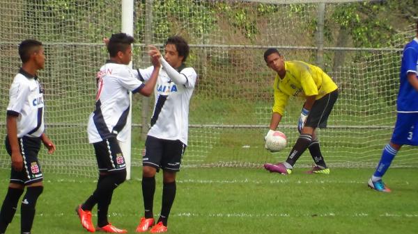 Evander comemora com Hugo Borges o primeiro gol do jogo
