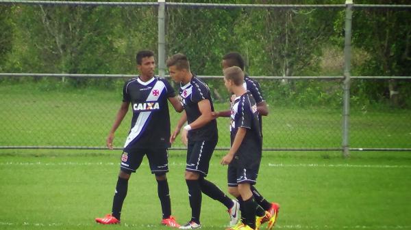 Bruno Cosendey comemora com Caio Monteiro, Marquinhos e Matheus Barbosa