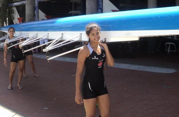 Meninas do four skiff guardam o barco aps a prova