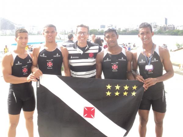 Jovens do Quatro Sem posam com o treinador Marcelo Neves aps conseguirem o quinto lugar na final, neste domingo