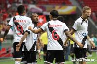 Jogadores comemoram gol de Willie