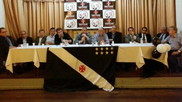 Roberto Monteiro, no centro, ao microfone, recebeu o apoio de Frederico Lopes,  esquerda, e Jos Mandarino e Eduardo Machado, ambos  direita