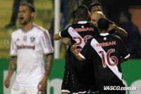 Jogadores comemoram gol de Cris