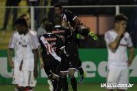 Jogadores comemoram gol de Cris