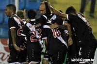 Jogadores comemoram gol de Cris