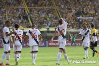 Jogadores comemoram gol de Marlone