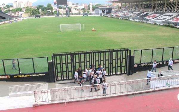 Grupo tenta invadir o campo, mas porto trancado com correntes impede