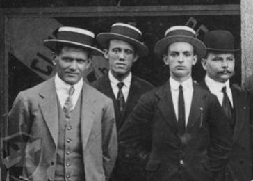 Raul Campos (primeiro  direita),  porta da sede com a bandeira nutica ao fundo