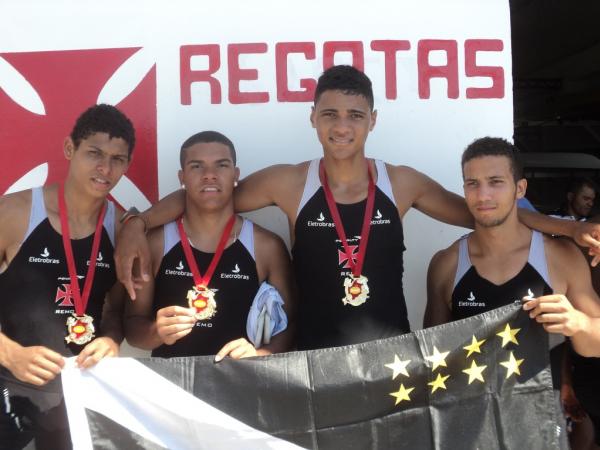 Com as medalhas de ouro, Vincius Marques, Brenner Chagas, Matheus Freitas e Matheus Paulino comemoram a vitria na prova e no Campeonato