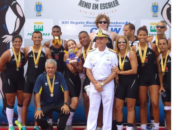 Com o diretor de remo Joaquim Oliveira, guarnio vascana comemora a vitria na prova de Escaler Misto na regata do CIAW