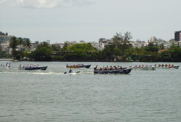 Em ltimo plano na foto, a guarnio vascana, ltima  direita, lidera a prova