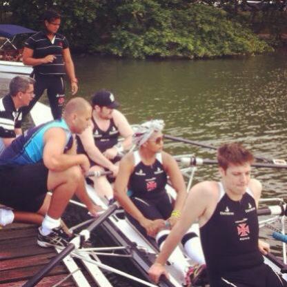 Gaby Amarantos, Csar Menotti e Fbio Porchat dentro do barco, e a prof Natasha Rosa do lado de fora
