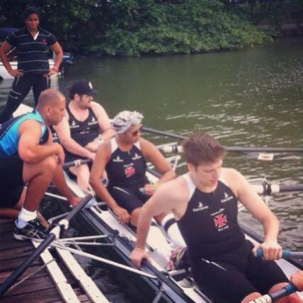 Gaby Amarantos, Csar Menotti e Fbio Porchat dentro do barco, e a prof Natasha Rosa do lado de fora