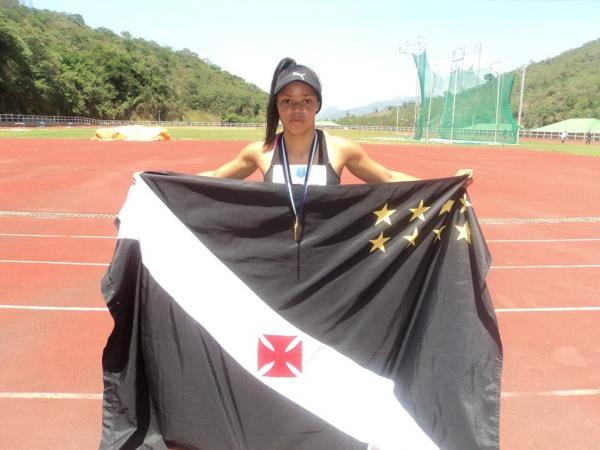 Evelyn Oliveira faturou o espetacular nmero de trs medalhas de ouro: 100 e 200 metros rasos e revezamento medley