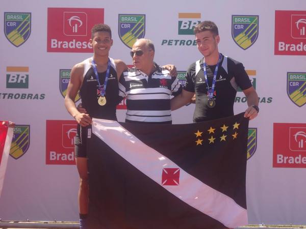 Thiago (esq.) comemora a medalha de ouro no Brasileiro de Novos Talentos; Igor Nunes Cunha (dir.) foi o terceiro. Entre eles, o vice-presidente de desportos nuticos do Vasco, Paulo Cesar Mahomed Alli