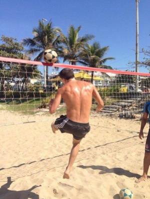 Pedrinho treina na Praia da Barra, no Rio: nova paixo do craque