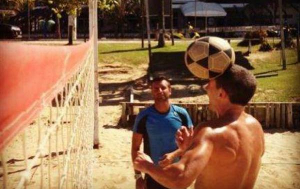 Pedrinho tenta um ataque de cabea junto  rede: adaptao difcil