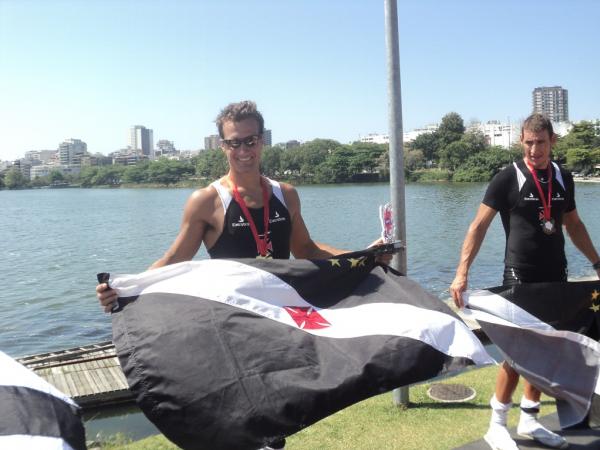 Com Ariel com o bronze ao lado, Cristian Rosso comemora a medalha de ouro no single skiff na sexta regata do Campeonato Estadual