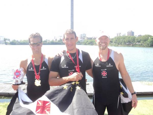 Oswaldo Kuster Neto efetuou a premiao aos argentinos na prova do single skiff, em que ambos subiram ao pdio