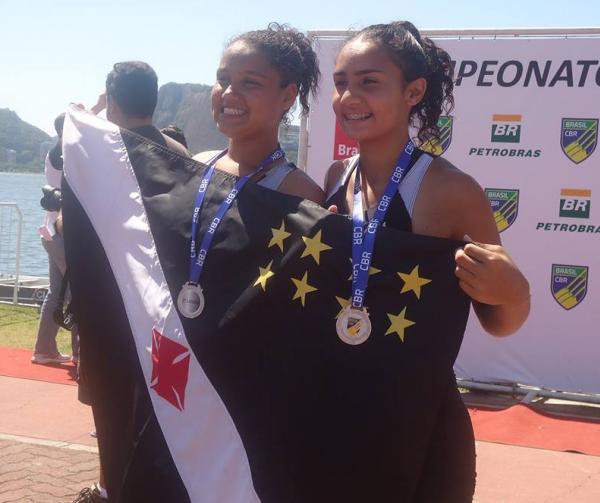 Jssica Mudier (esq.) e Isabela Beatriz Ferreira comemoram o belo resultado da medalha de prata no double skiff no Brasileiro de Novos Talentos/Jnior B