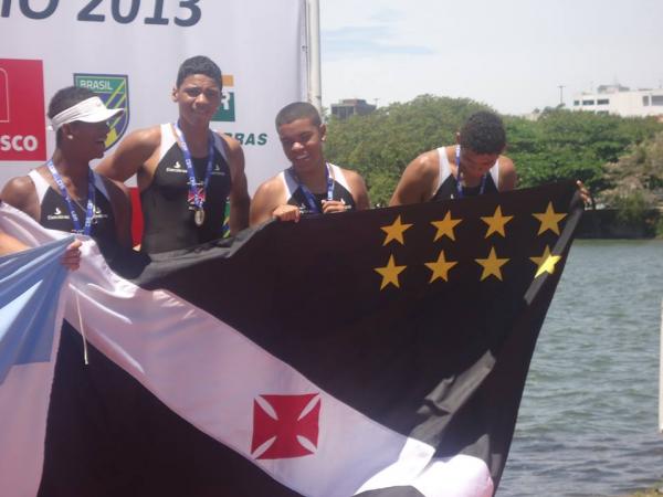 Jefferson Luiz Meira dos Santos, Matheus Freitas de Souza, Brenner Chagas de Mello e Vincius da Silva Marques conquistaram o terceiro lugar, figurando no pdio no 4 sem Jnior A