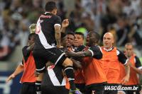 Jogadores comemoram gol de Thalles