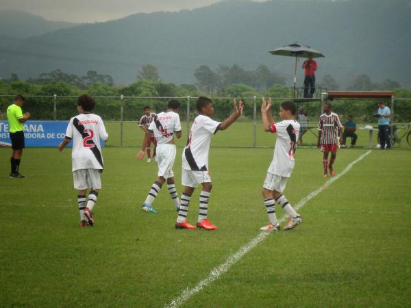 Wellinton (esquerda) e Paulinho (direita) festejam gol