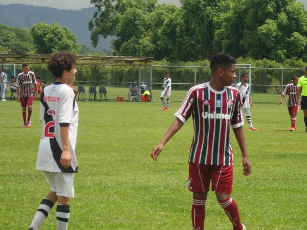 Pedrinho marca de perto atacante tricolor