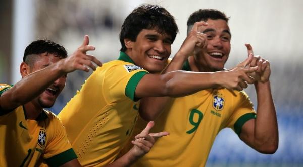 ndio (centro) e o ex-vascano Mosquito (dir.)