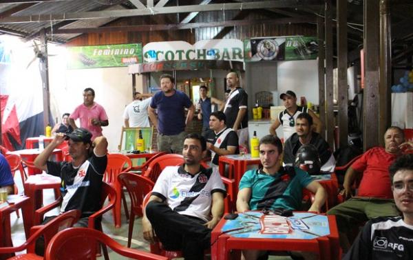 Torcedores do Vasco no bar