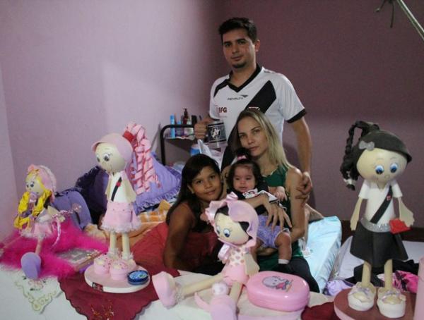 Dimas com a esposa e filhas em casa, atrs do bar