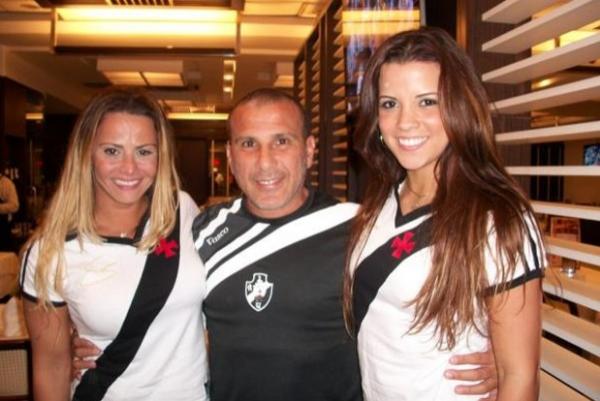 Ao lado das musas Viviane Arajo e Renata Santos, Eri Johnson mostra seu amor pelo Vasco