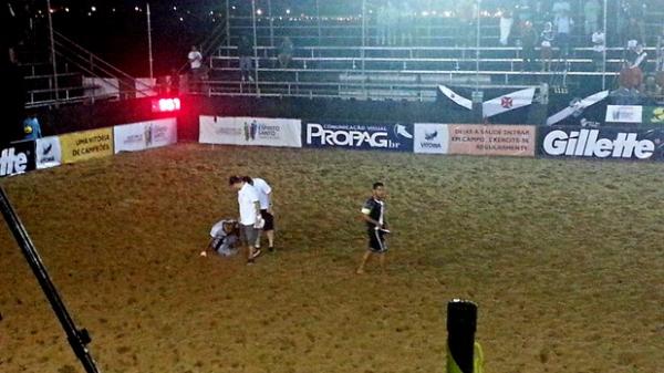 Goleiro Cesinha, do Vasco, recebe atendimento mdico aps ser atingido por um fragmento de fogos de artifcio que foi jogado por torcedores do Flamengo