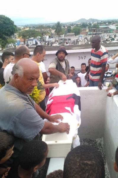 O caixo com a bandeira do Vasco, time do corao de Kayo