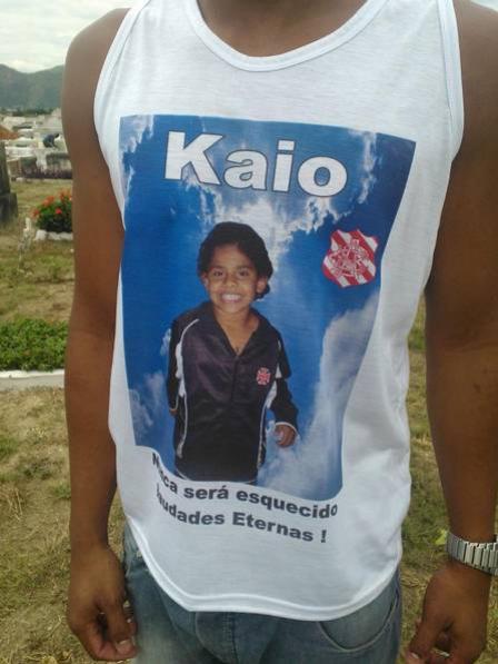 A camisa com o nome do menino