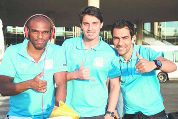 Junior (centro) com companheiros na Jordnia