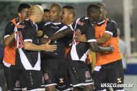 Jogadores comemoram gol de Edmlson