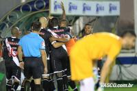 Jogadores comemoram gol de Edmlson