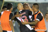 Jogadores comemoram gol de Edmlson