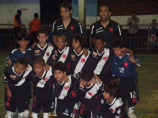 Kaio  o quarto menino em p da esquerda para a direita (cabeludinho)