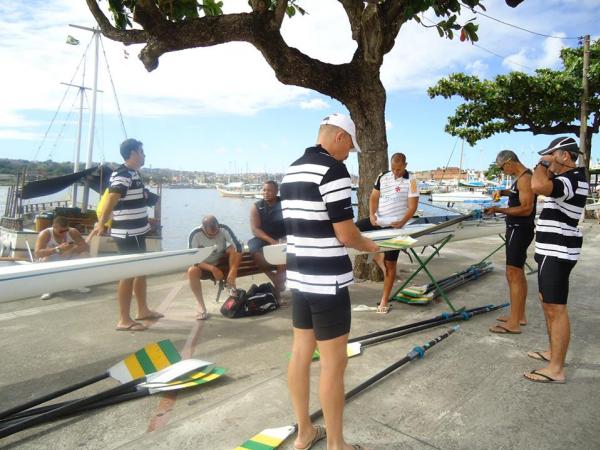 Atletas Master do Vasco na Enseada dos Tainheiros, em Salvador/BA, durante a disputa do Campeonato Brasileiro