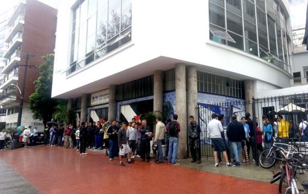 Na sede nutica do clube, na Lagoa, a procura por ingressos tambm  grande