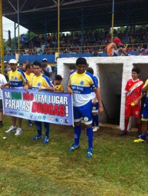 Jardel ajudou a carregar uma faixa contra as drogas antes do jogo