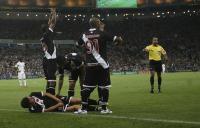 Jogadores observam leso de Juninho