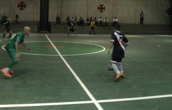Yuri Tatsch (4) com a bola dominada em sua quadra de defesa