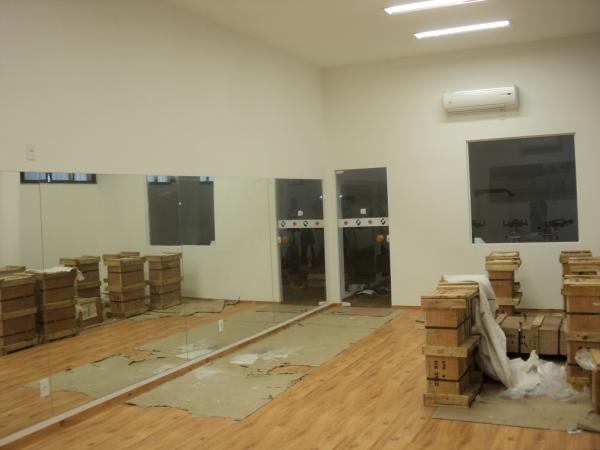 Imagem da sala de ergometria: as caixas so as das anilhas, que fazem parte da sala de musculao