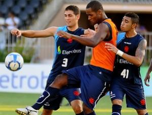 Ded (centro) e Robinho (n 41), com Gian (n 3) em 2009