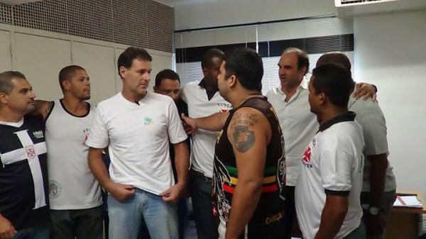 Carlos Germano, Ricardo Gomes e representantes das torcidas organizadas do Vasco