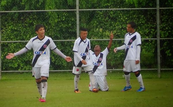 Robinho festeja gol marcado contra o Flamengo